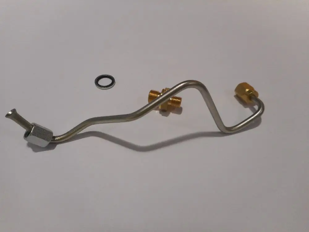 Druckleitung von Remeha mit einer gebogenen Form, zwei Anschlussstücken und einer Dichtung. Die Komponenten sind für die Verbindung in hydraulischen Systemen geeignet.